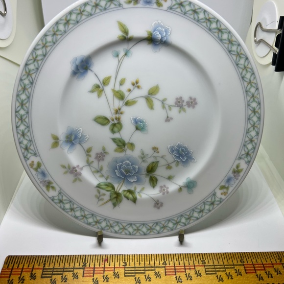 Noritake Ireland China Bread and Butter plates (set of 4). EUC. - Picture 2 of 3